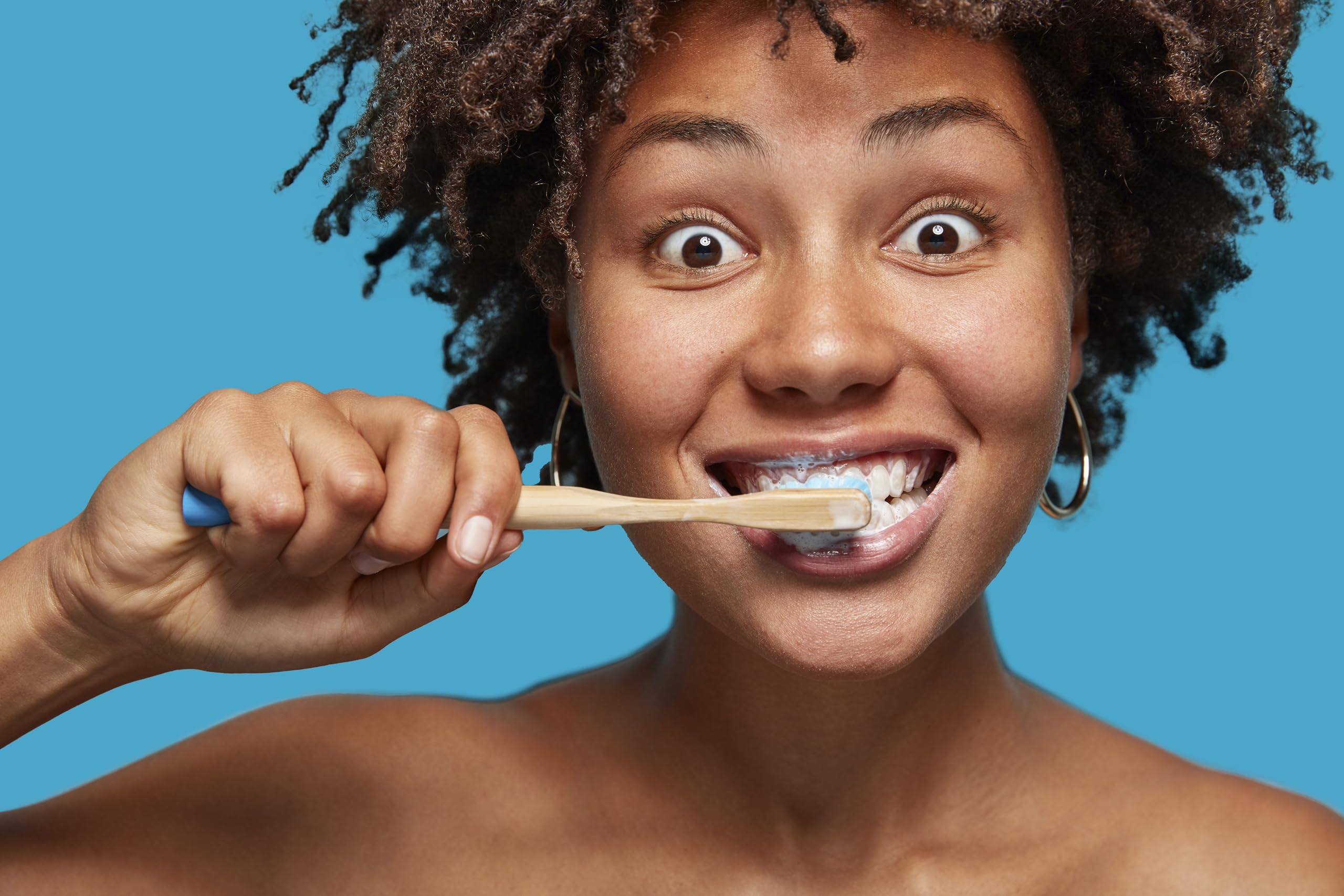 Kingfisher dentífrico apto para vegetarianos y veganos, fórmula suave.