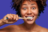 Kingfisher pasta dental sin fluoruro con hinojo, tubo y cepillo listos para higiene bucal.