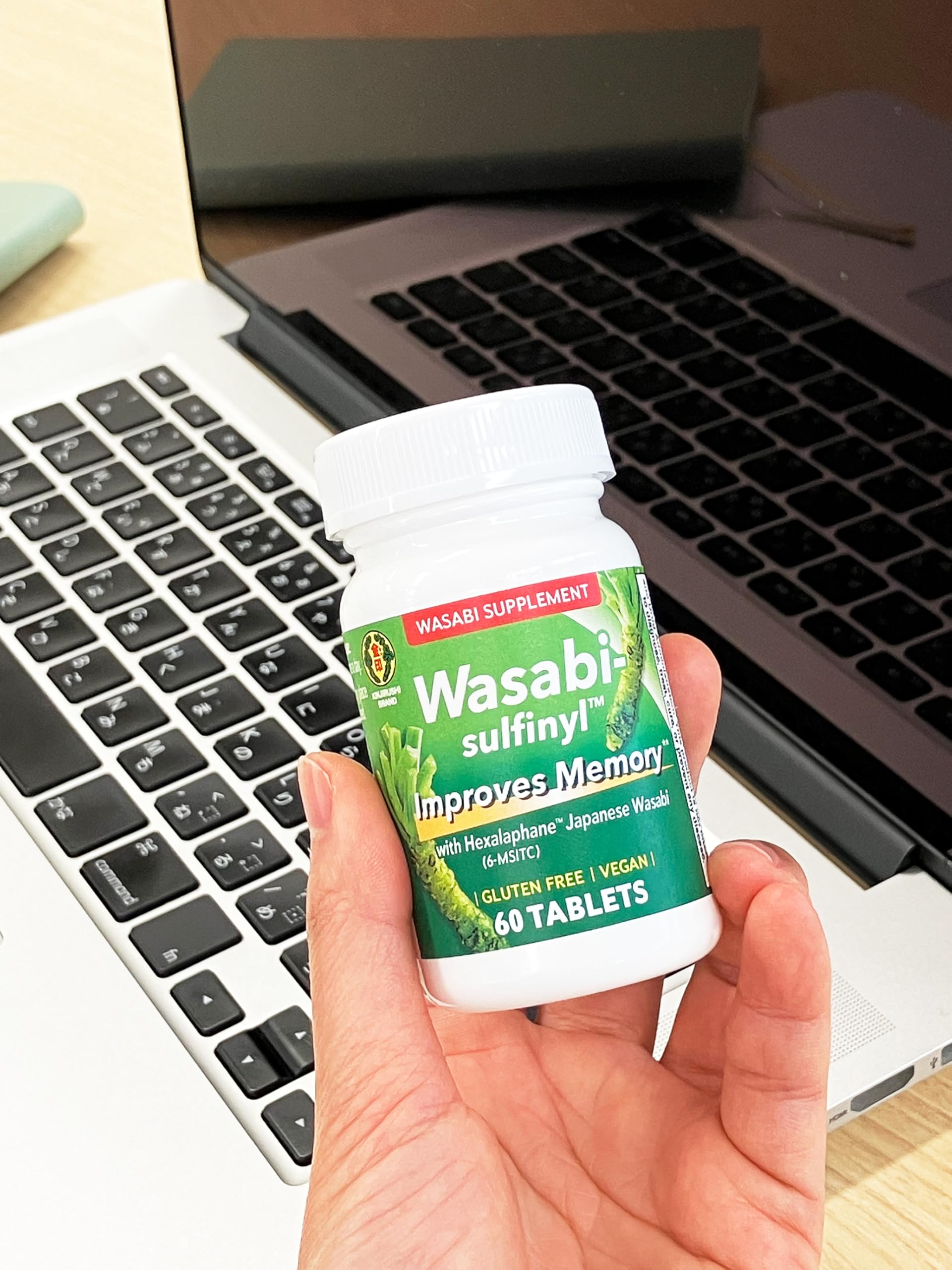 KINJIRUSHI BRAND Wasabi Sulfinyl: tabletas en mano para posible apoyo cognitivo diario.