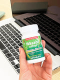 KINJIRUSHI BRAND Wasabi Sulfinyl: tabletas en mano para posible apoyo cognitivo diario.