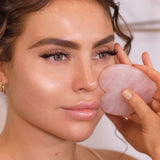 KORA Organics Corazón-rosado, ayuda a descongestionar el rostro con presión suave.
