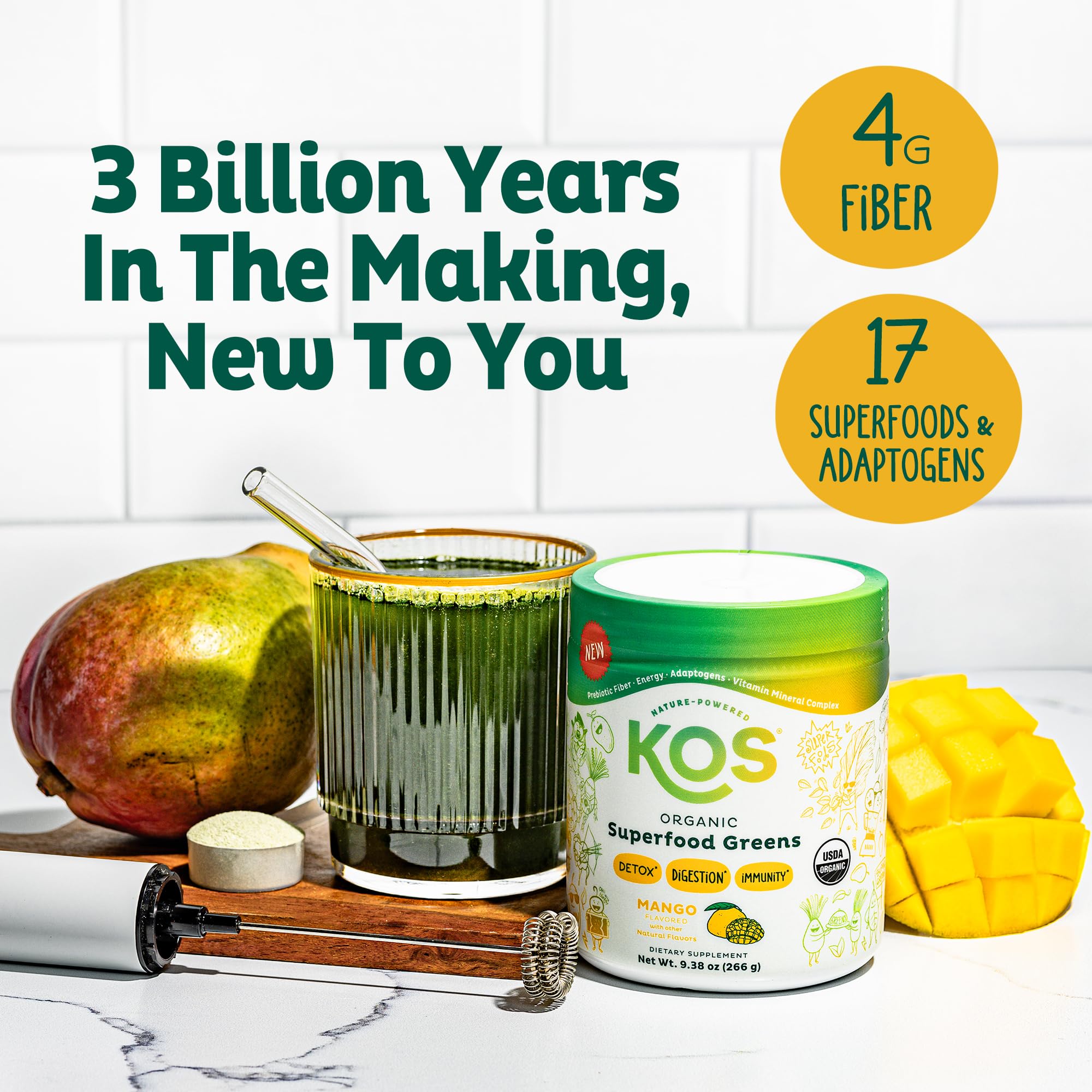 KOS Mango Greens espolvoreado sobre fruta, snack saludable rápido