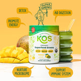 KOS Superfood Greens Mango en vaso con hielo, sabor refrescante para hidratación