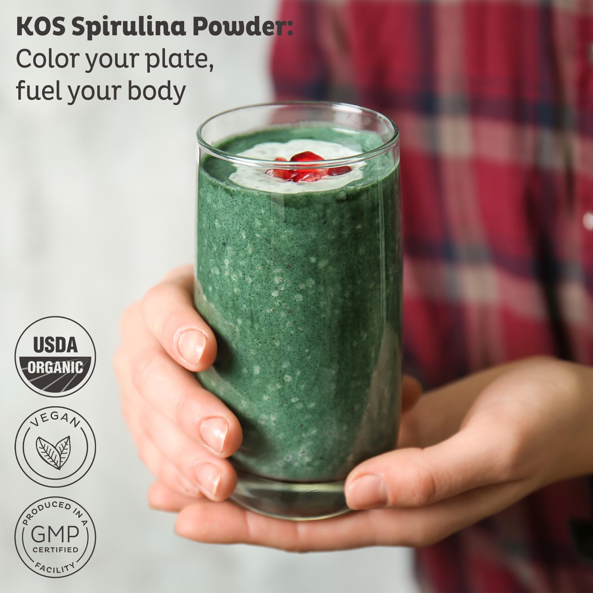 KOS spirulina vertiendo polvo, ideal para batidos energéticos