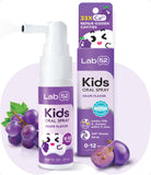 LAB52 Kids Oral Spray muestra uso nocturno con biberón para apoyar higiene bucal.
