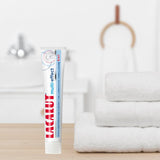 Textura cremosa de Lacalut Multi Eff 5en1 para cepillado suave.