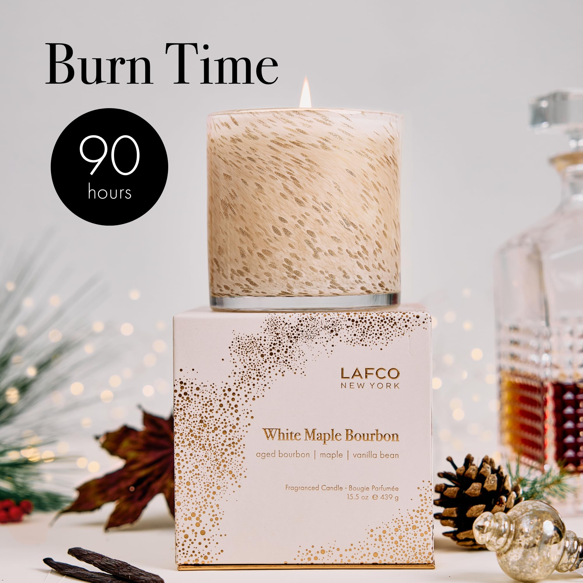 LAFCO New York, escena navideña con vela encendida para ambiente cálido.