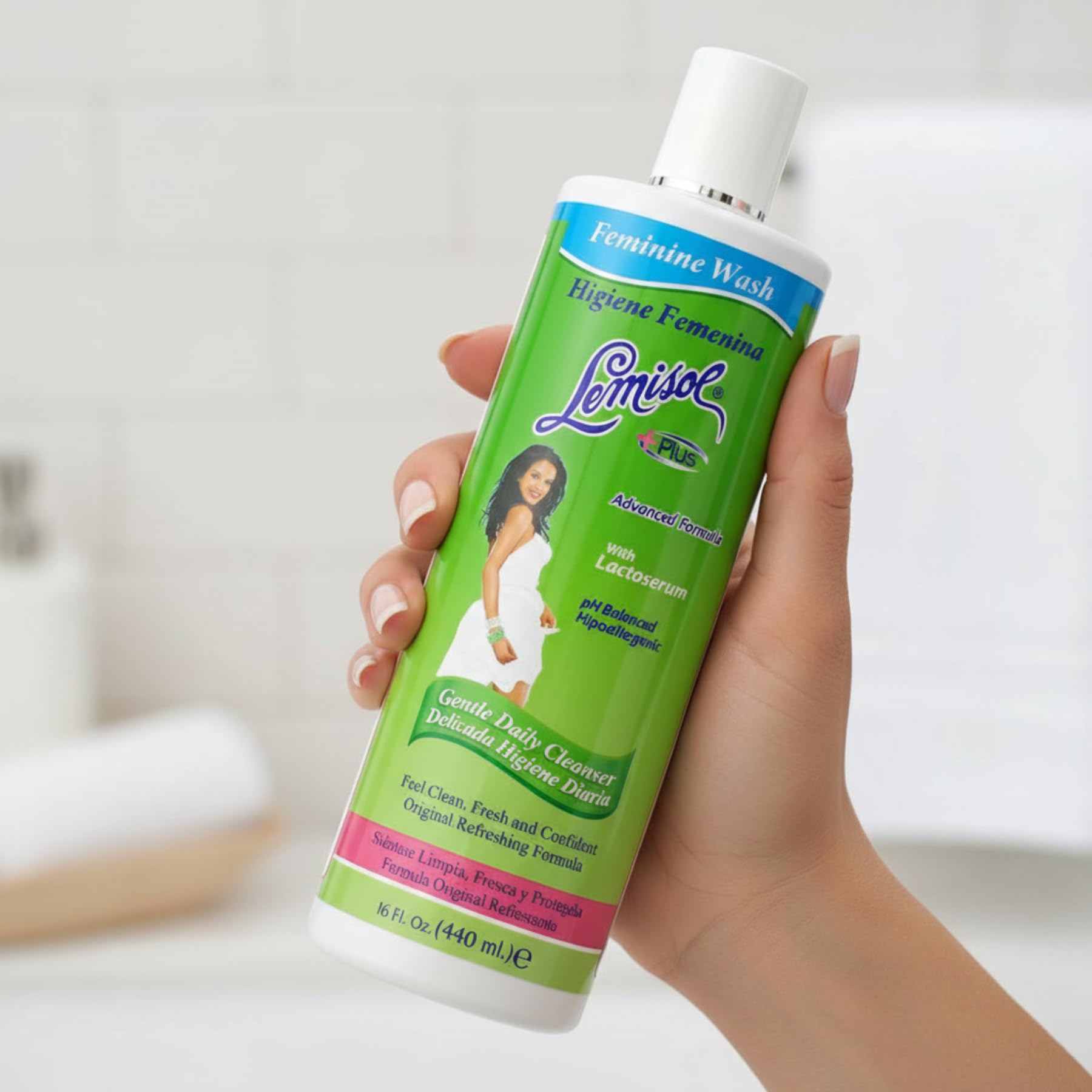 Diseño moderno y práctico del envase Lemisol para el baño.