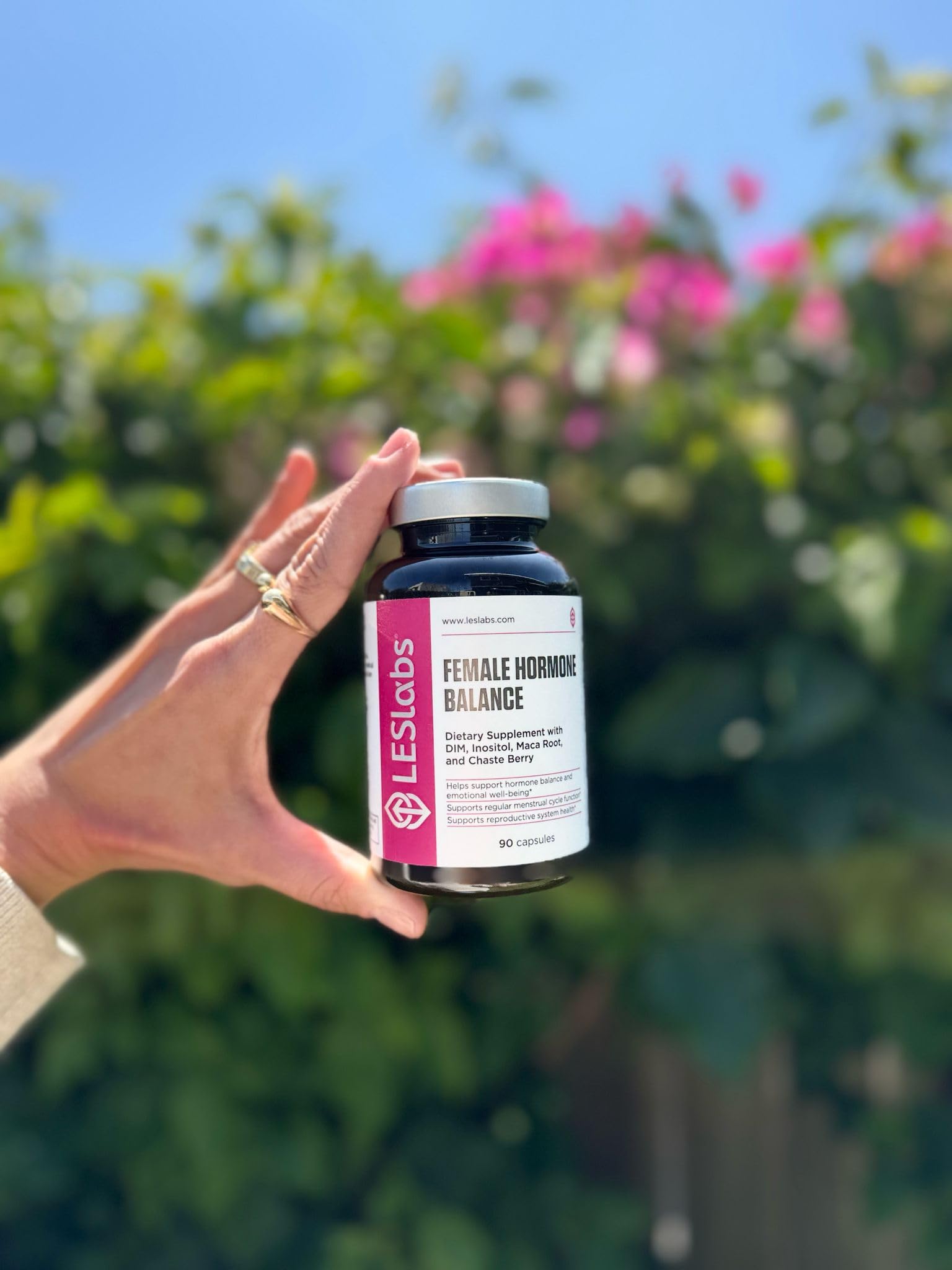 LES Labs Balance Hormonal: ingredientes Vitex y DIM en primer plano para apoyo reproductivo.