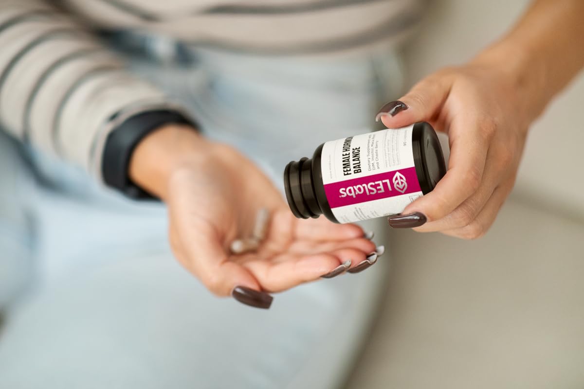 LES Labs Balance Hormonal: mujer usando el producto, recordatorio de uso diario y energía.