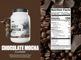 Levels proteína de suero chocolate moca en taza batido para energía post-entrenamiento.