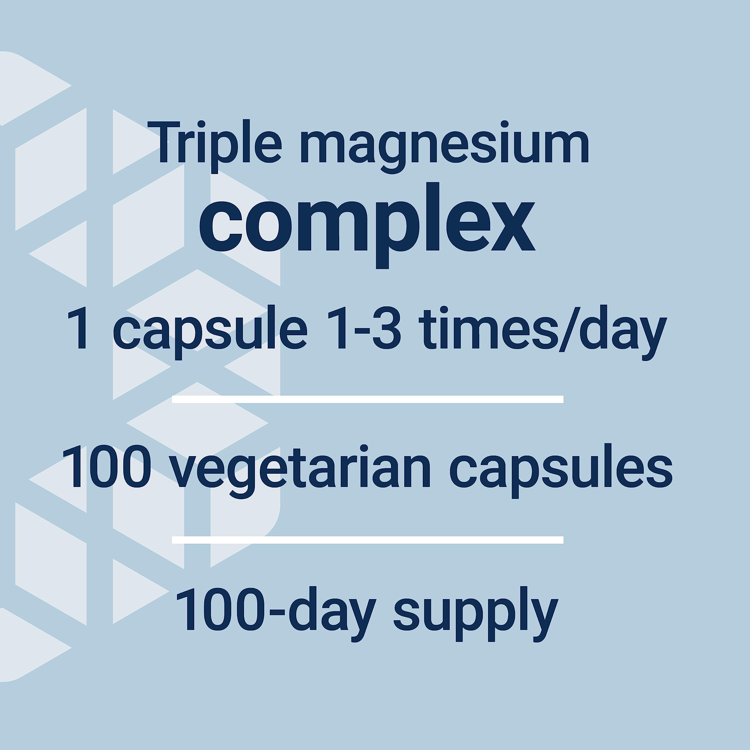 Life Extension Magnesium Caps: persona tomando una cápsula como parte de la rutina diaria.