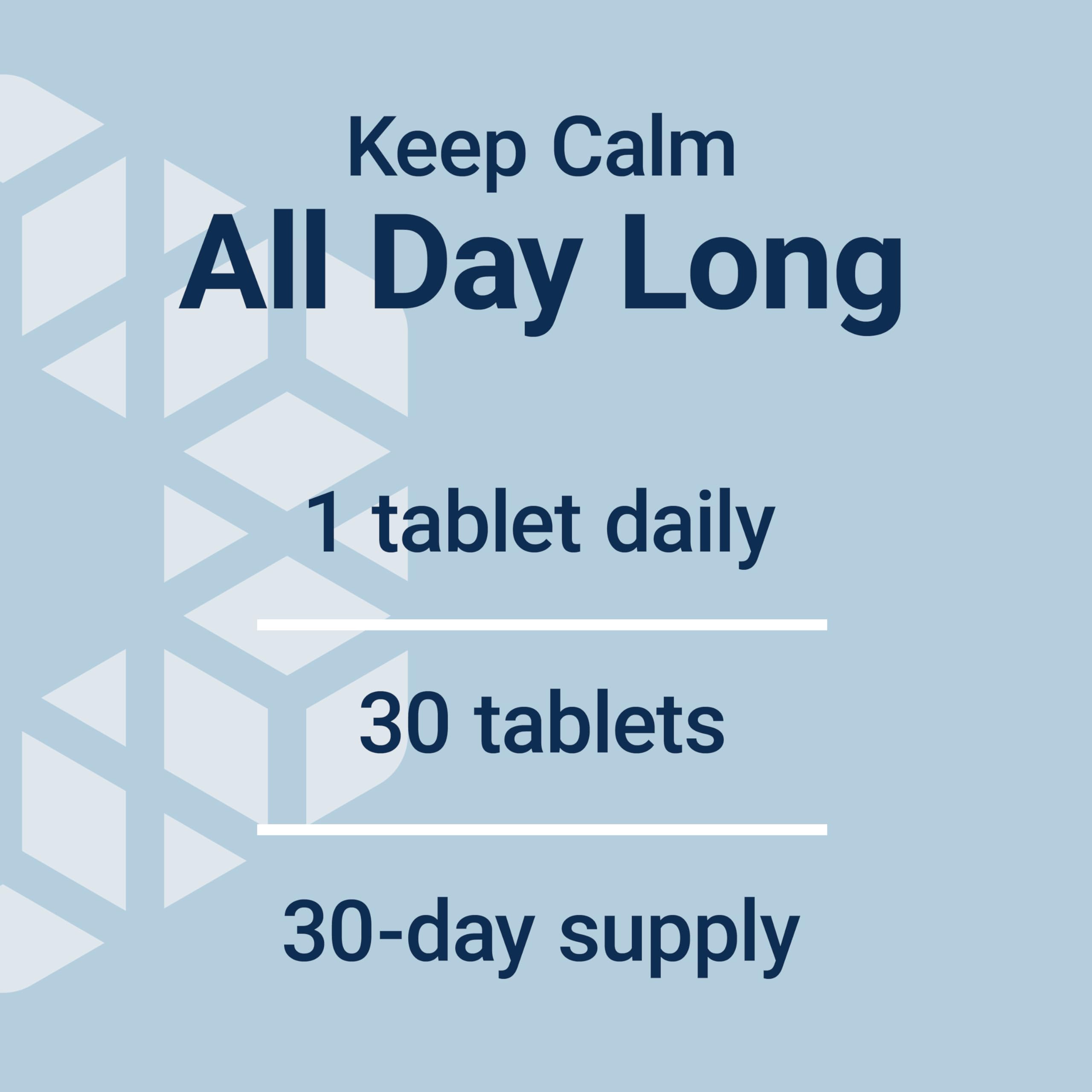 Tabletas en mano Life Extension Theanine XR, relajación y claridad durante el día.