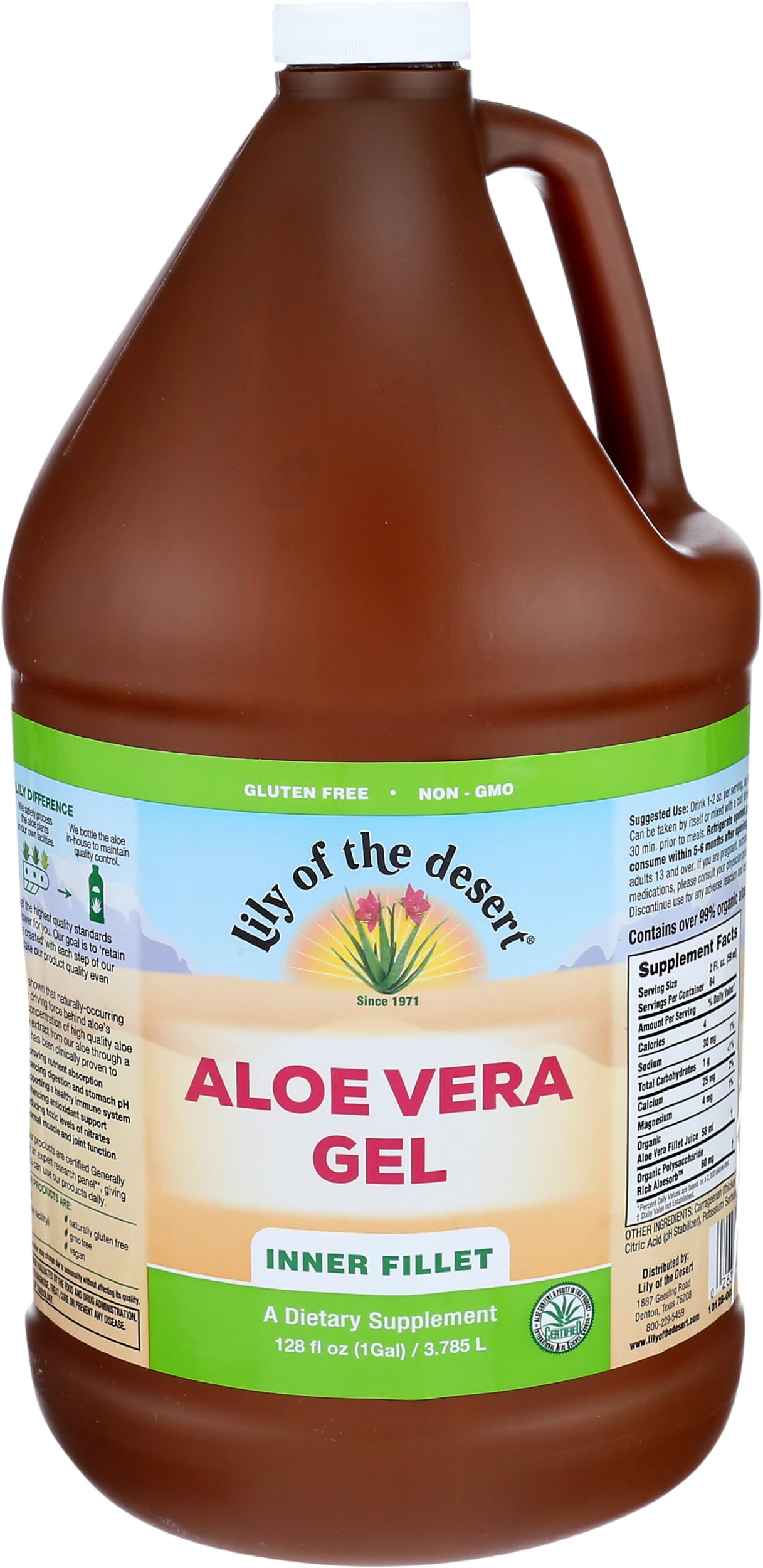Vertido en vaso del Aloe Vera Gel Lily of the Desert para beber refrescante