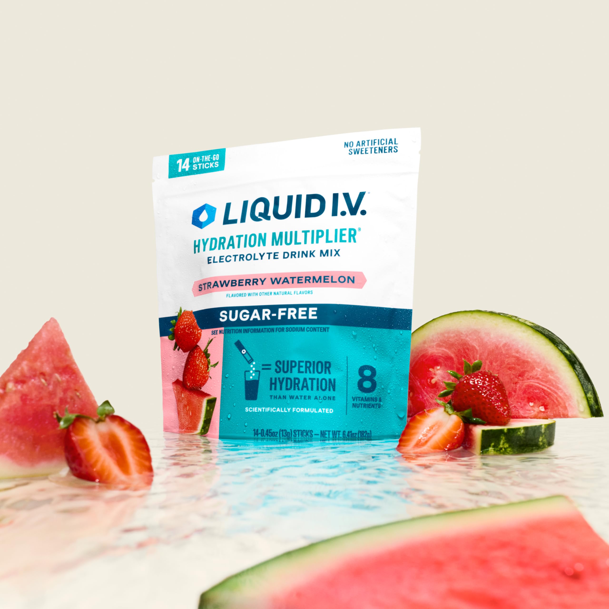 Liquid I.V. vertiendo polvo en agua, preparación rápida en casa o en la oficina