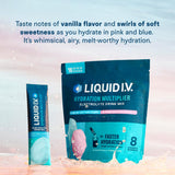 Liquid I.V. Algodón de Azúcar, vaso con solución lista para beber al aire libre.