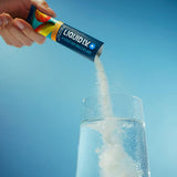 Liquid I.V. verter en agua para hidratación rápida