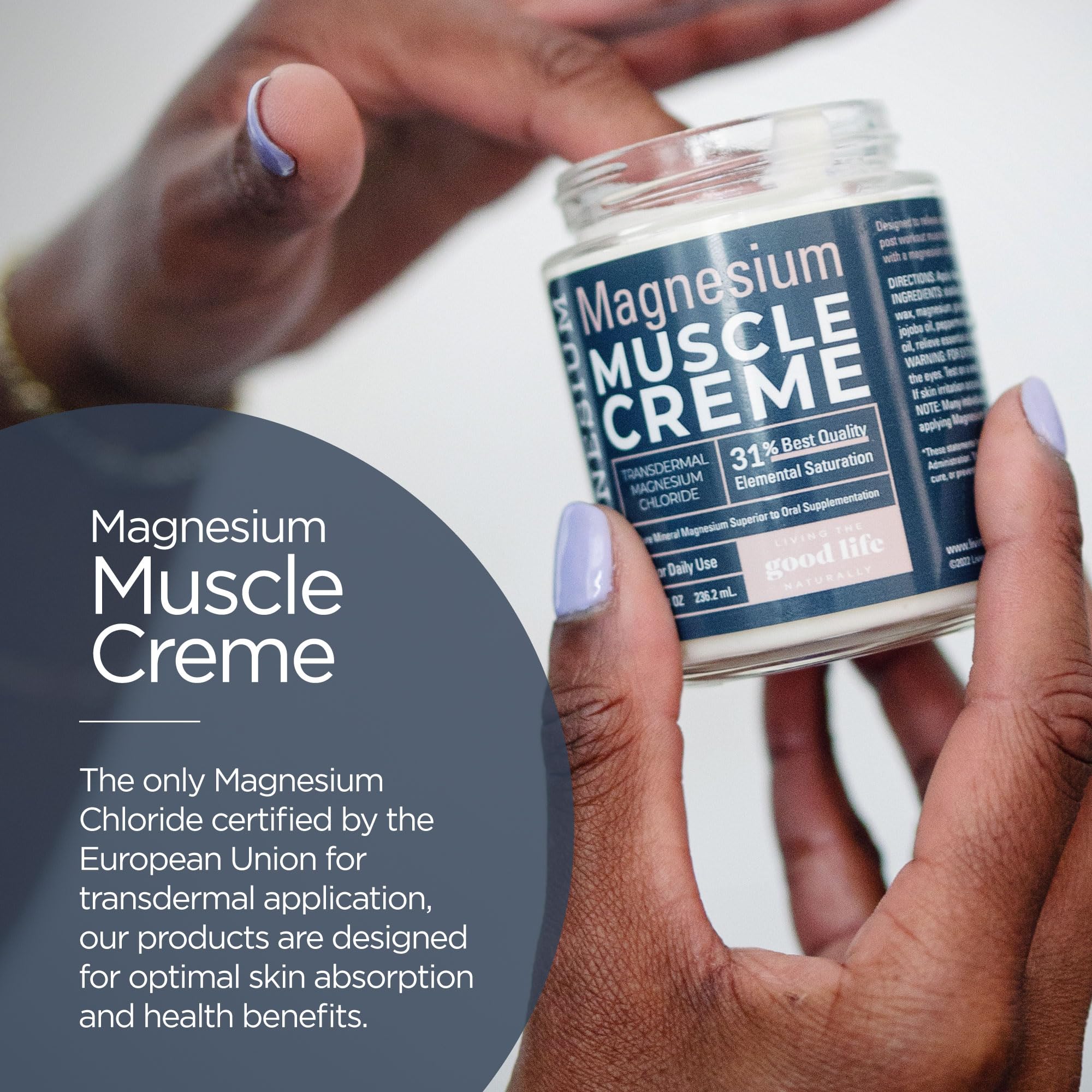Living the Good Life Naturally aplicando crema muscular de magnesio en las zonas tensas de las manos