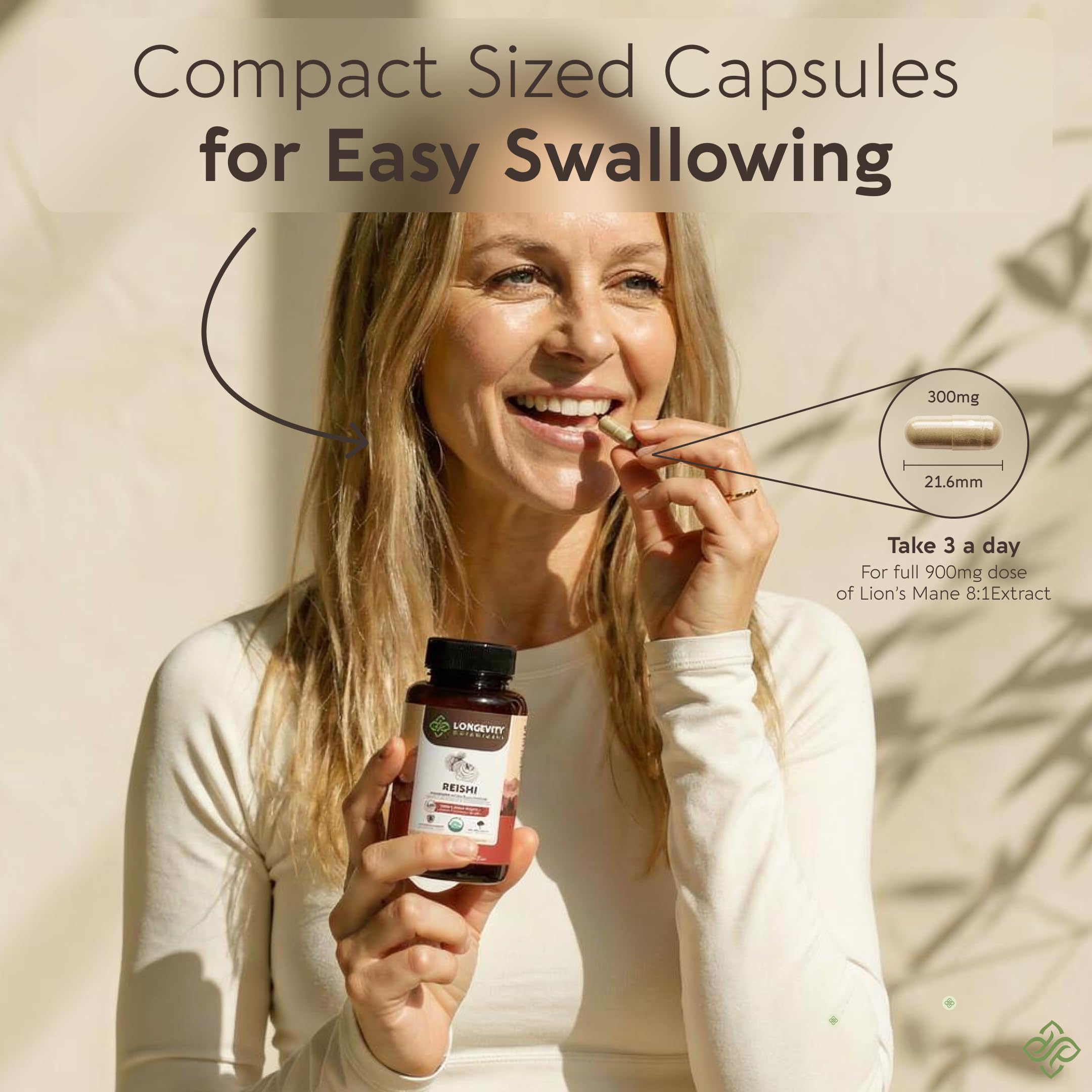 Longevity Botanicals Reishi cápsulas en manos para uso diario.