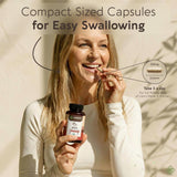 Longevity Botanicals Reishi cápsulas en manos para uso diario.