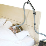 LONYEON CPAP Hose Holder en cama evita enredos de la manguera y mejora la comodidad nocturna.