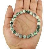 Primer plano de cuentas ágata natural 8mm en brazalete L Pedra & Crystal.