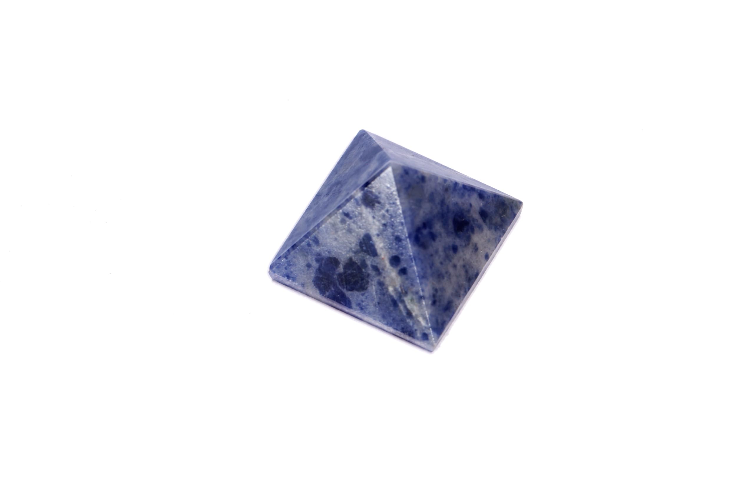 Piramide de sodalita de L Pedra & Crystal, detalle lustrado para estantería.