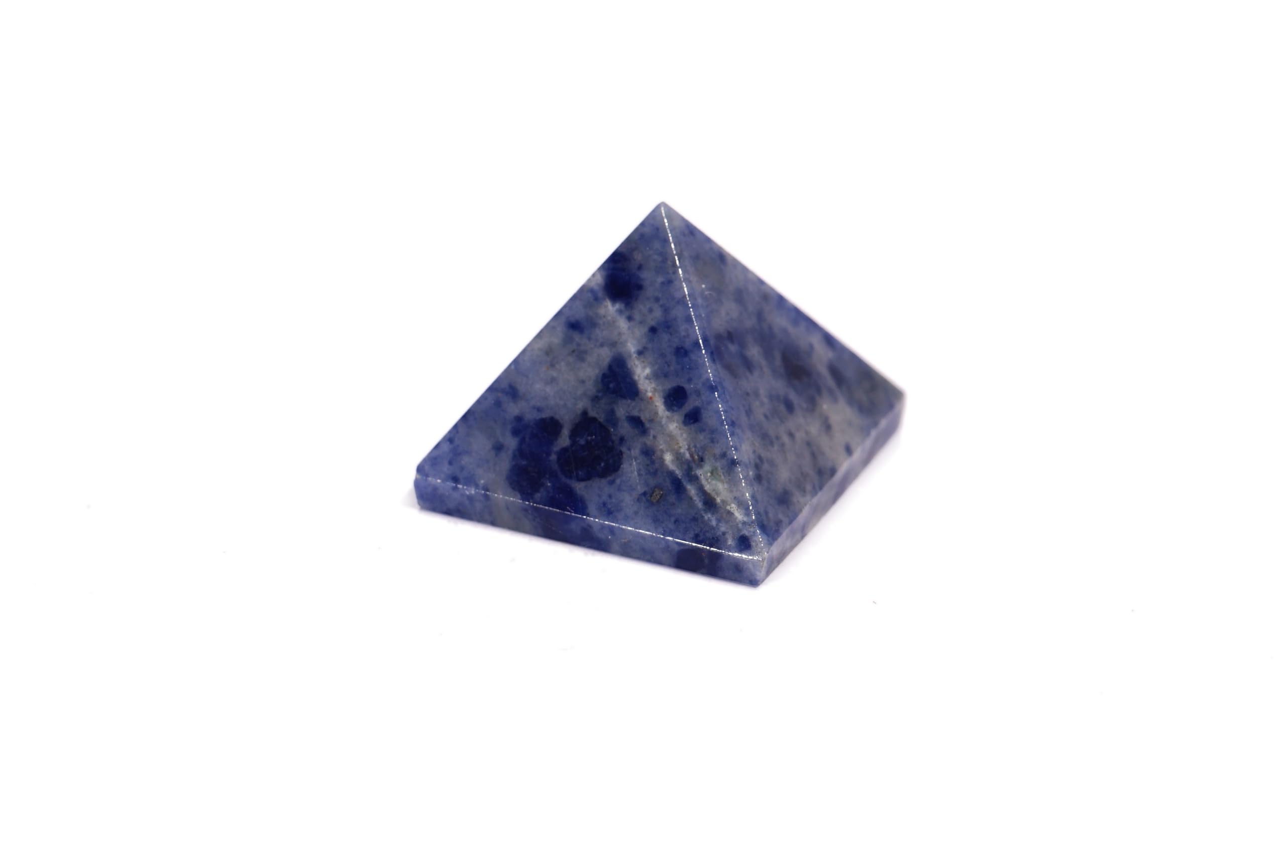 Piramide de sodalita de L Pedra & Crystal, uso en altar para armonía visual.