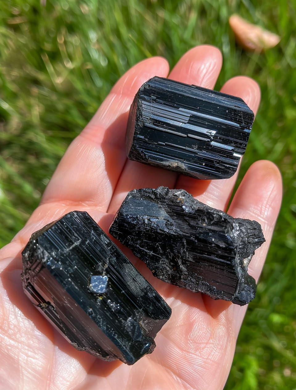 Luckeeper turmalina negra: uso diario de piedras crudas