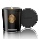 Vela M&SENSE de soya en vaso negro para crear un ambiente relajante.