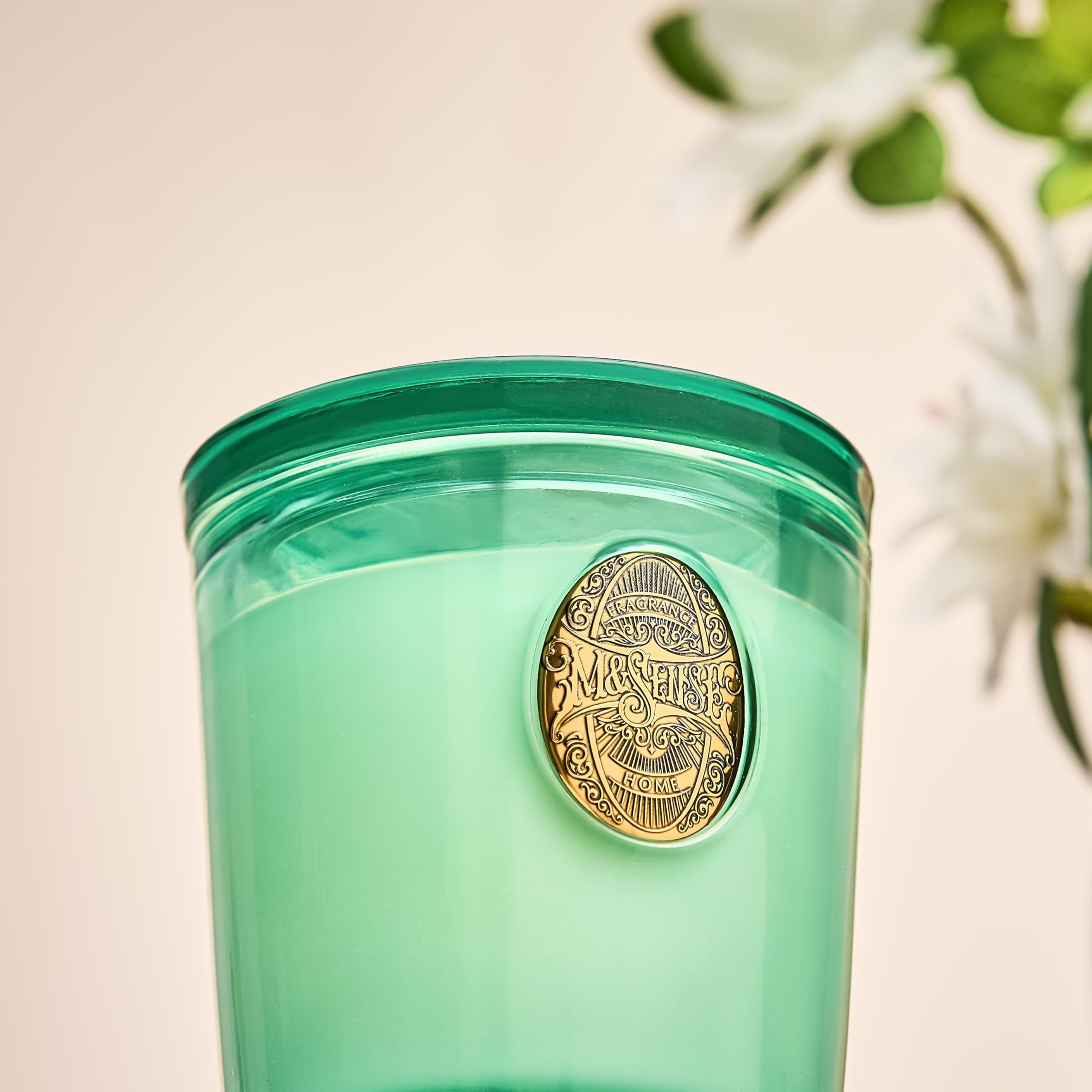 Vela M&SENSE en vaso reutilizable, opción sostenible para decoración.
