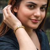 MagnetRX brazalete trébol cuatro hojas con cristales, detalle para estilo sofisticado.