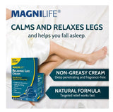 MagniLife aplicando la crema en las piernas para relajación nocturna.