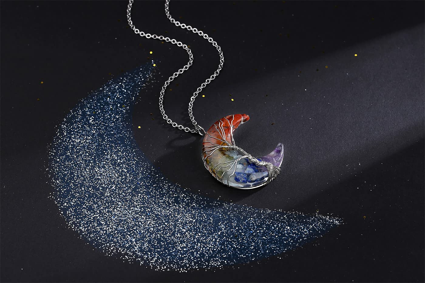 Pendiente luna en resina natural, detalle elegante para uso diario.