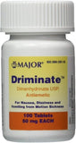 Major Driminate Dimenhidratina tabletas en mano, posible alivio de náuseas durante viaje.