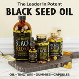 MAJU Aceite de Semilla Negra vertido en cuchara para dosis cómoda.
