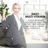 Mason Natural Mini Multi Vitaminas, contenedor abierto, muestra tabletas compactas y fáciles de tragar.