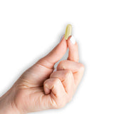 Mason Natural Vitamina E: cápsulas en mano, toma diaria conveniente