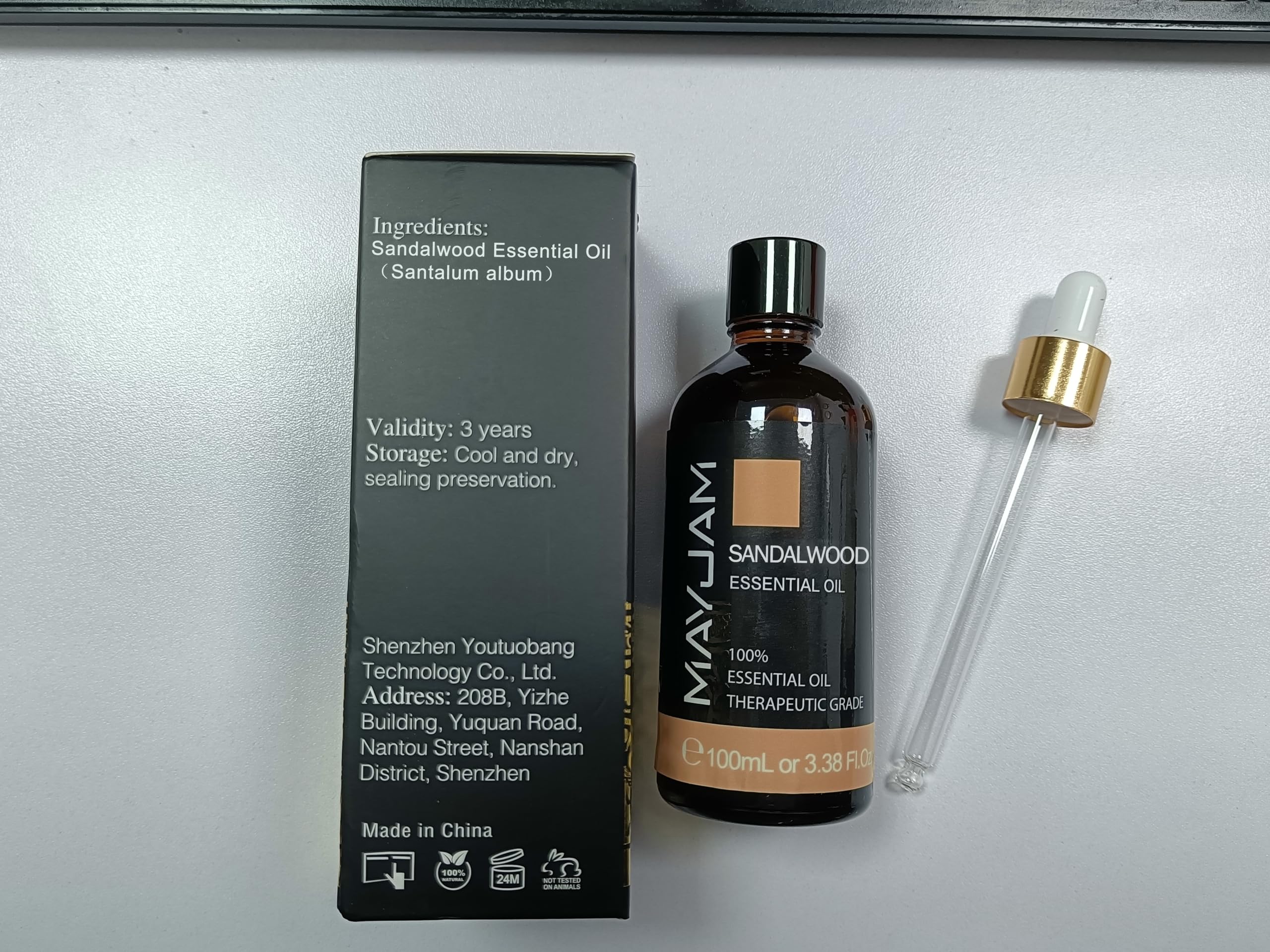 Notas aromáticas ricas y duraderas del sándalo.