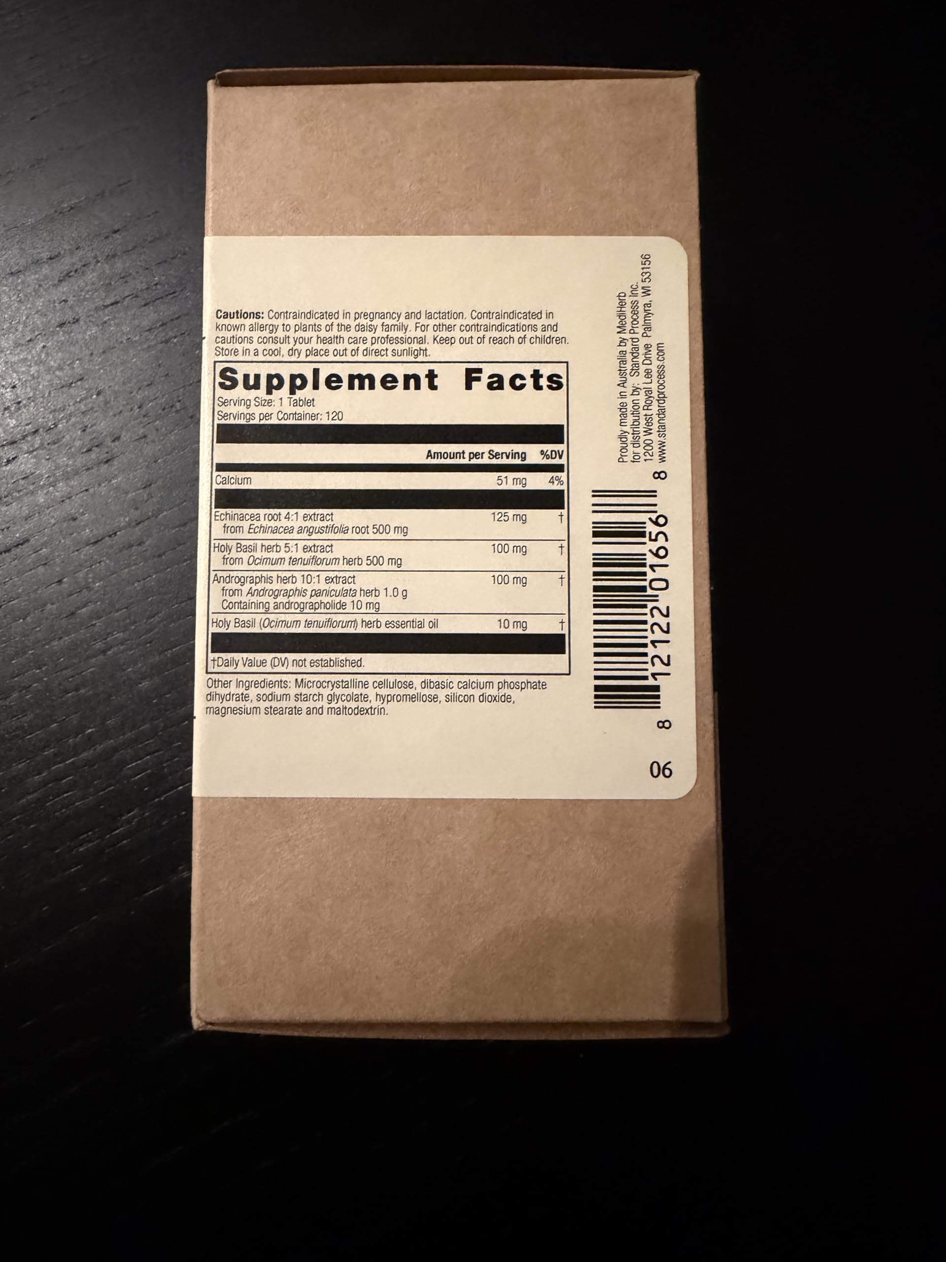 Tabletas de Mediherb Andrographis Complex en la palma para apoyo diario.