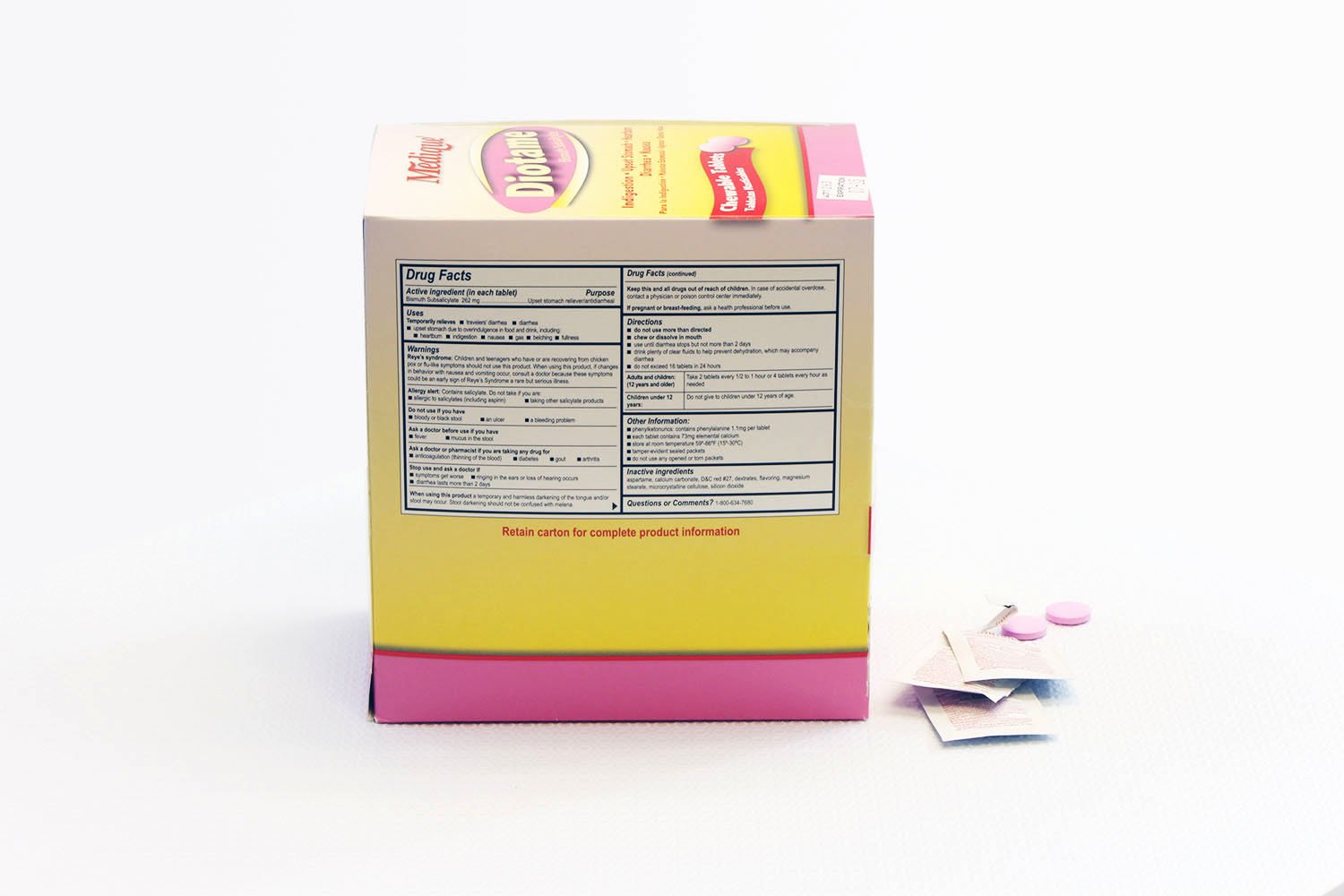 Medique Diotame en la mano, tabletas masticables listas para tomar.