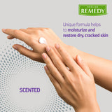 Aplicación de Medline Remedy en manos para piel seca tras lavado