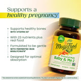 MegaFood Baby Me 2: toma diaria con agua para conveniencia y consistencia.