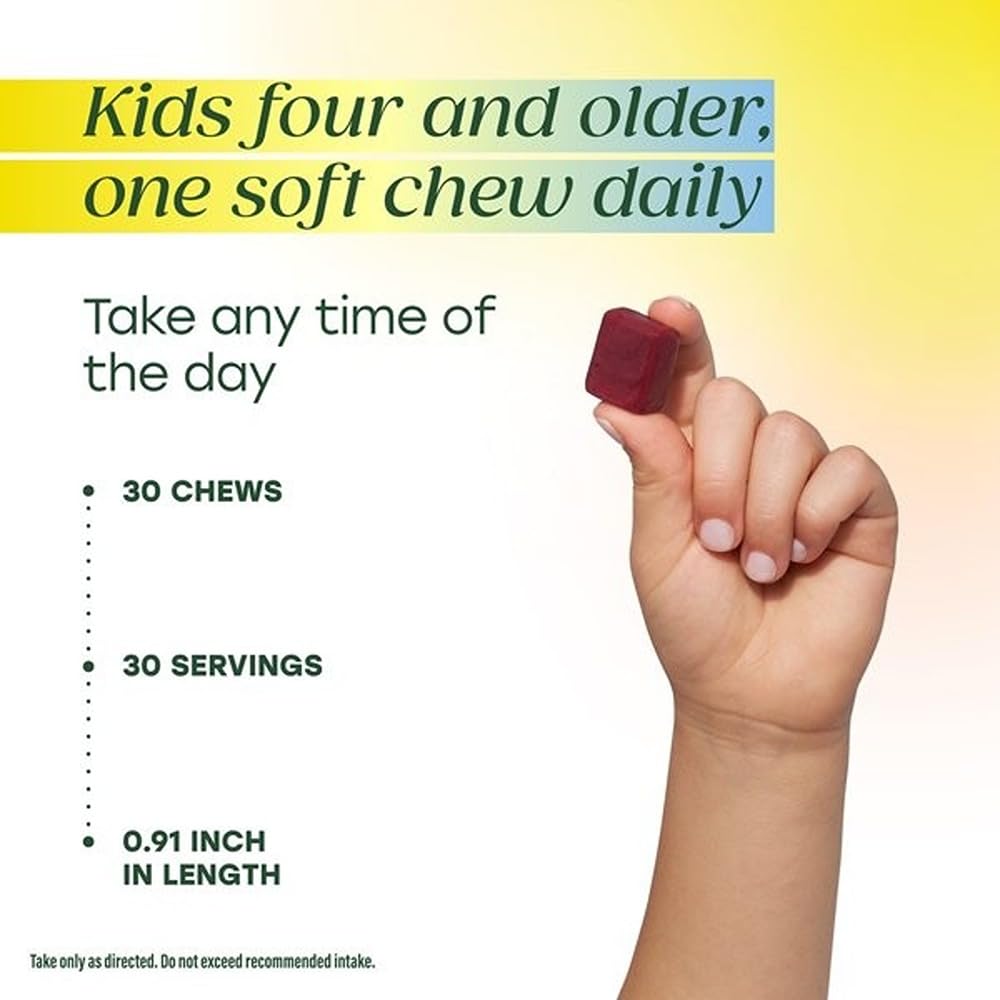 MegaFood Kids One Daily niño tomando un masticable