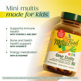 MegaFood Kids One Daily: niño sonriendo al tomar una tableta.
