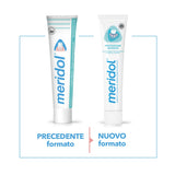 Meridol cepillado en acción, primer plano de cepillado diario.