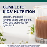 Niño tomando batido con MetaKids Nutrition para energía diaria.