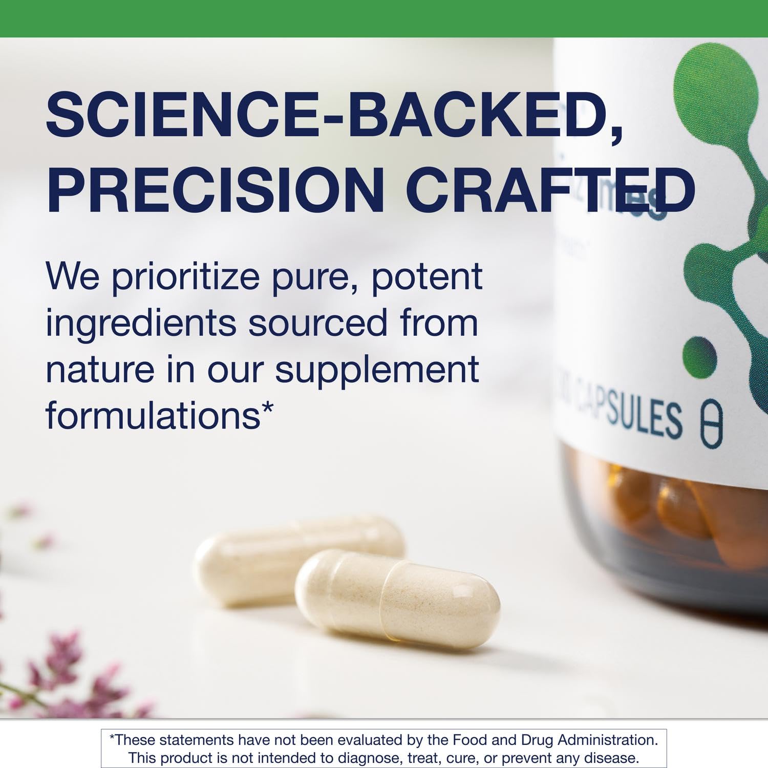 Metagenics SpectraZyme Enzyme Complex, cápsulas en la mano, facilita la digestión diaria de proteínas y carbohidratos.