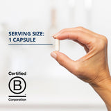 Metagenics UltraFlora Complete Mujer: cápsulas en mano para conveniencia diaria.