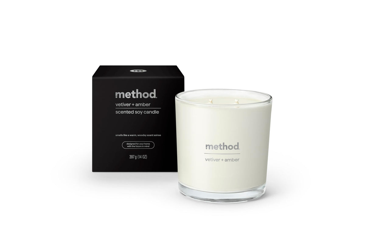 Vela Method Premium soy Vetiver Amber en frasco reciclable para un ambiente sereno.
